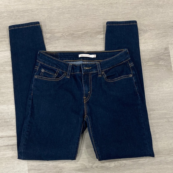 Like New! Levis Dark Blue Women's Jeans - Picture 3 of 5